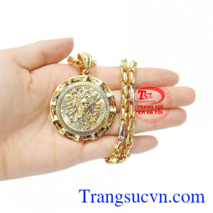 Bộ mặt dây Medusa huyền thoại mang lại vẻ thời thượng cho nam giới.