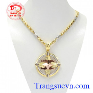 Bộ mặt dây nam cao cấp là sự kết hợp giữa mặt dây nam chất lượng và dây chuyền vàng tạo lên phong cách thời thượng.