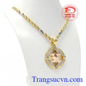 Khi đeo sản phẩm các chàng có thể kết hợp cùng áo phông quần tây mang lại nét thời trang đẳng cấp, sang trọng. 