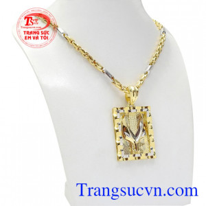 Với thiết kế đầy sáng tạo mang đến một sản phẩm nổi bật được nét riêng biệt cho phái mạnh.