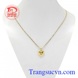 Bộ mặt dây trái tim mến thương là sự kết hợp hoàn hảo giữa mặt dây trái tim vàng ấn tượng và dây chuyền nữ tinh tế.