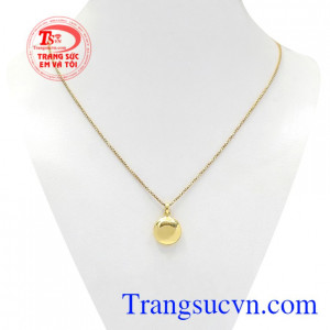 Bộ mặt dây tròn độc đáo là sự kết hợp đầy tinh tế giữa mặt dây chuyền vàng và dây chuyền nữ chất lượng.