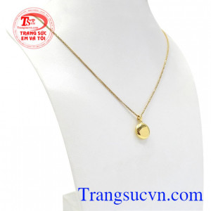 Bộ mặt dây sẽ là sự lựa chọn cho những cô nàng yêu thích sự nữ tính nhưng vẫn đầy mới lạ.