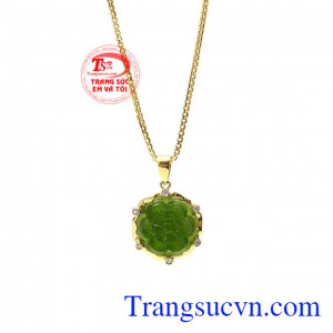Người ta tin rằng, việc đeo ngọc cẩm thạch thường xuyên sẽ hỗ trợ và cải thiện sức khỏe, tăng cường thể chất. Bộ trang sức nephrite rực rỡ
