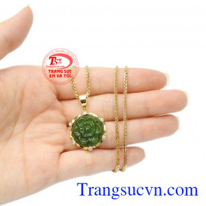 Kiểu dáng trẻ trung, hợp thời trang giúp các chị em thỏa sức kết hợp cùng các trang phục khác nhau. Bộ trang sức nephrite rực rỡ