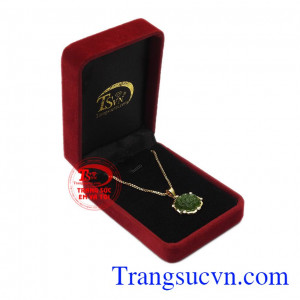 Ngọc nephrite thiên nhiên hợp mệnh còn đem lại sự may mắn và thành công. Bộ trang sức nephrite rực rỡ