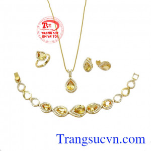 Bộ trang sức thạch anh vàng thịnh vượng là sự kết hợp từ vàng tây 18k cùng đá thạch anh vàng thiên nhiên. 