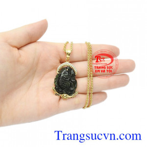 Sản phẩm được chế tác tinh tế, các đường nét chạm khắc sống động mang tới bộ sản phẩm hoàn hảo cho người dùng. Bộ trang sức tourmalin cá chép ngậm ngọc