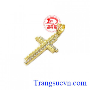 Sản phẩm kết hợp với dây chuyền vàng tôn lên sự tinh tế, thời trang và sang trọng