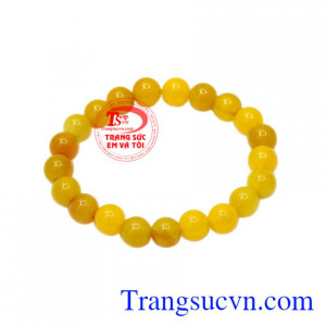 Chuỗi mã não vàng 8 ly được chế tác từ những hạt mã não vàng phong thủy, phù hợp với nhiều kiểu quần áo.