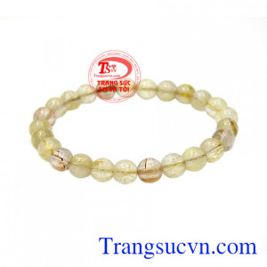 Chuỗi thạch anh tóc 7 ly bình an mang đến may mắn về phong thủy cho người đeo.