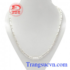 Dây chuyền bạc kiểu cách được chạm khắc công phu, kiểu dáng mới mẻ hợp xu hướng.