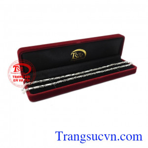 Với kiểu dáng sang trọng và nam tính giúp người dùng luôn cảm thấy tự tin hơn. Dây chuyền bạc nam lộc phát