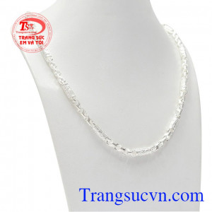 Dây chuyền bạc nam phong độ với kiểu dáng rất nam tính, mạnh mẽ.