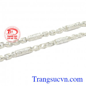 Dây chuyền bạc phù hợp với nhiều độ tuổi, thích hợp làm quà tặng cho người thân và bạn bè. Dây chuyền bạc nam phong độ