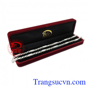 Dây chuyền bạc nam phong độ được phái mạnh yêu thích và lựa chọn.