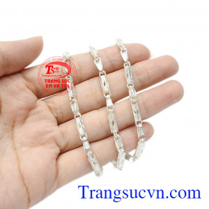 Đã từ lâu, bạc được mọi người sử dụng đeo bên người để cản gió độc, giúp người dùng được khỏe mạnh. Dây chuyền bạc nam phóng khoáng