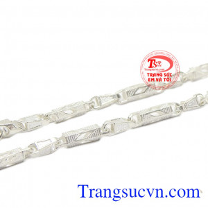 Sản phẩm phù hợp với nhiều kiểu trang phục, nhiều độ tuổi. Dây chuyền bạc nam phóng khoáng