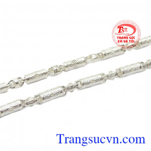 Dây chuyền bạc phù hợp với nhiều độ tuổi, nhiều kiểu trang phục. Dây chuyền bạc nam xu hướng