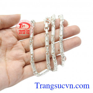 Dây chuyền bạc nam xu hướng sẽ không khiến các bạn thất vọng khi lựa chọn. 