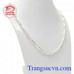 Dây chuyền bạc nam xu hướng với các chi tiết trẻ trung, độc đáo. 