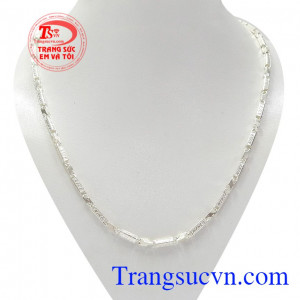 Dây chuyền bạc phái mạnh cá tính được chạm khắc tinh xảo mang lại vẻ thời trang, nam tính cho phái mạnh.