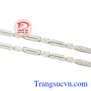 Bạc có tính kháng khuẩn, giúp người đeo có thể cản gió, tránh được các bệnh về cảm.