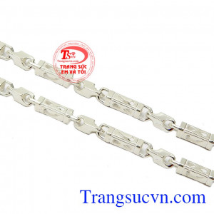 Đeo dây chuyền bạc không chỉ toát lên vẻ nam tính hiện đại mà giá cả cũng rất phải chăng.