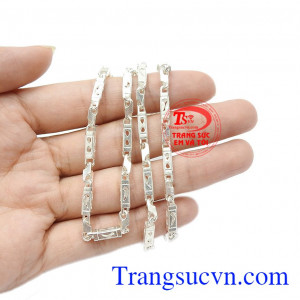 Bạn có thể kết hợp cùng nhiều kiểu trang phục.