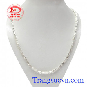 Dây chuyền bạc nam giới thời thượng được chạm khắc công phu lấy kí hiệu từ một thương hiệu nổi tiếng mang lại vẻ thời trang, hợp xu hướng.
