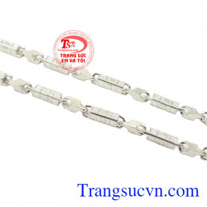 Dây chuyền bạc sẽ không quá cầu kì những vẫn nổi bật được cá tính riêng.