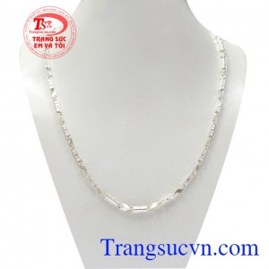 Dây chuyền bạc phá cách được chế tác đầy tinh tế, hợp thời trang mang đến sự thu hút cho phái mạnh.