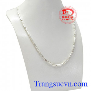 Khác với phụ nữ cần nhiều các món trang sức phụ kiện đi kèm thì nam giới chỉ cần một chiếc dây chuyền thôi cũng đủ khiến các chàng tự tin hơn rồi.