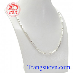 Với mỗi một trang sức chúng đều mang một ý nghĩa riêng và dây chuyền bạc cũng vậy.