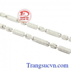 Nếu được một ai đó tặng cho mình dây chuyền có nghĩa là họ muốn bạn luôn bên họ mãi yêu thương.