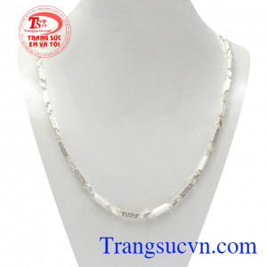Dây chuyền bạc thành công được chế tác tinh tế mang lại phong cách riêng biệt cho người đeo.