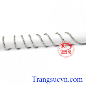 Chiếc dây chuyền có thể kết hợp cùng mặt dây chuyền bạc tạo điểm nhấn phong cách thời trang cho nữ giới.