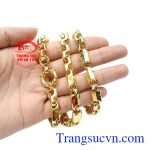 Sản phẩm cũng có thể kết hợp cùng mặt dây chuyền vàng hoặc mặt dây đá quý để tạo điểm nhấn cho trang phục. Dây chuyền bản lĩnh phái mạnh