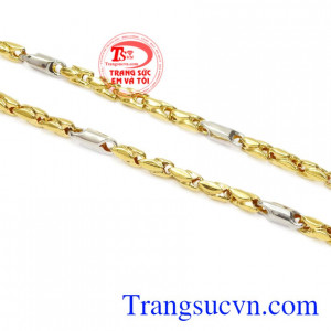 Sản phẩm có thể kết hợp cùng nhiều phong cách thời trang như: công sở hay dạo phố.