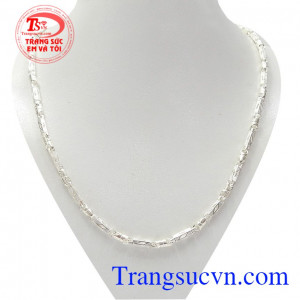 Dây chuyền nam bạc ấn tượng là một thiết kế mới mang lại phong cách cho phái mạnh.