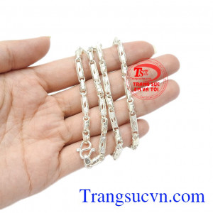 Không chỉ mang lại vẻ nam tính mà khi đeo dây chuyền bạc giúp cản gió và tránh các bệnh về cảm.