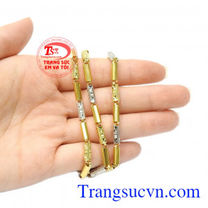Những chi tiết phay sáng càng giúp cho chiếc dây chuyền thêm phần nổi bật hơn. Dây chuyền nam vàng độc đáo