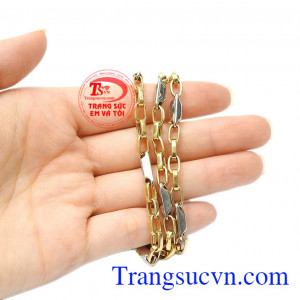 Sự kết hợp của hai màu vàng và trắng khiến người dùng càng trở nên nổi bật hơn. Dây chuyền nam vàng lãng tử