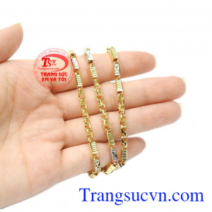 Các chi tiết mới lạ và ấn tượng là điểm thu hút lớn của sản phẩm. Dây chuyền nam vàng quyết thắng