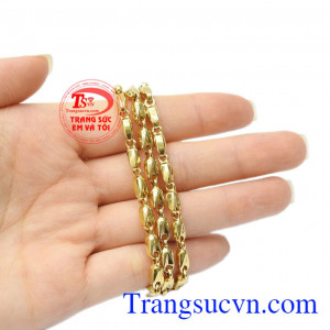 Với chế tác từ chất liệu vàng 18k sáng bóng, bền đẹp khiến người dùng luôn yên tâm về chất lượng sản phẩm. Dây chuyền nam vàng thành đạt