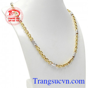 Dây chuyền vàng ấn tượng được kết hợp từ các chi tiết khác nhau giúp cho dây chuyền trở nên độc đáo và cuốn hút hơn. 