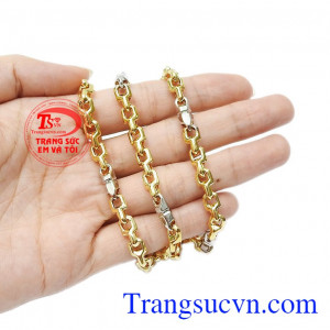 Sản phẩm có thể kết hợp cùng áo sơ mi hoặc áo phông, hay bạn cũng có thể đeo cùng mặt dây để thay đổi phong cách mỗi ngày. Dây chuyền vàng ấn tượng