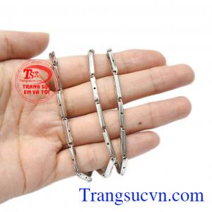 Nếu bạn đã không còn thấy vàng màu đủ hấp dẫn nữa thì sao không thử ngay với chiếc dây chuyền vàng trắng độc đáo này ngay nhỉ? Dây chuyền vàng trắng nam tính