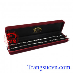 Dây chuyền vàng trắng nam tính mang đến sức cuốn hút với người nhìn.