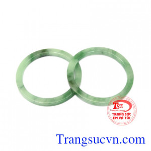 Đôi vòng ngọc cẩm thạch bình an được chế tác sáng bóng, được nhiều khách hàng yêu thích.